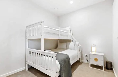 Mission Bay House | Convenient Modern 2-Bedroom Unit With Free Parking