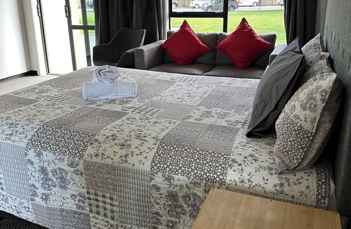 Springlands Hotel | Cherylea Motel