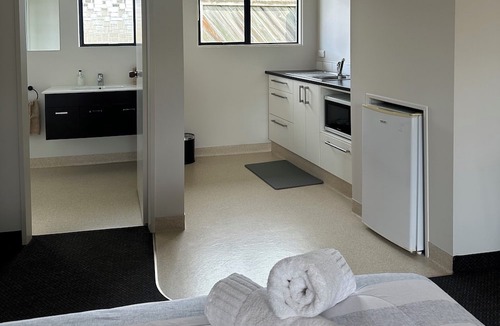 Springlands Hotel | Cherylea Motel