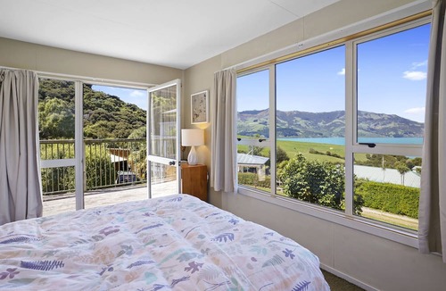 Wainui House | Seaview House - Wainui Holiday Home
