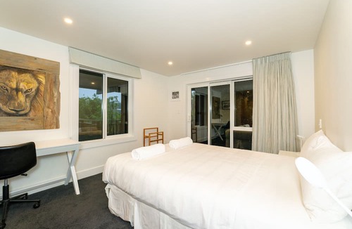 Waiheke Island Villa | The Kingfisher House - Oneroa