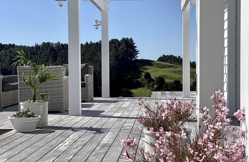 Leigh Villa | Songbird Villa - stunning views, spa and outdoor bath