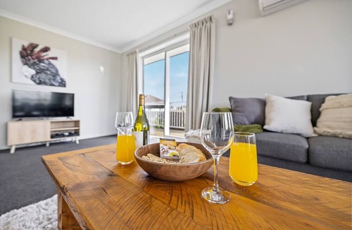 Christchurch House | Townhouse Tranquillity - Christchurch Holiday Home