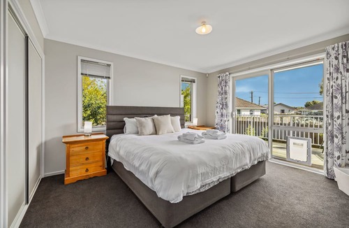 Christchurch House | Townhouse Tranquillity - Christchurch Holiday Home