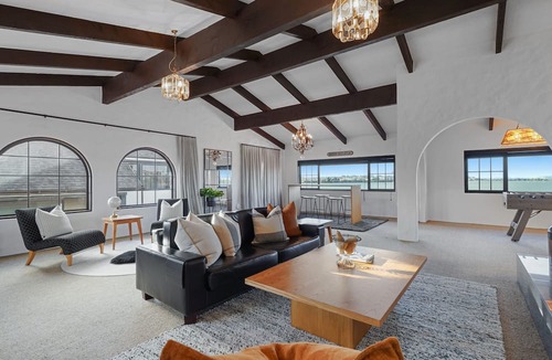 Sunnyhills House | Magnificent Beachfront Mansion - Pool