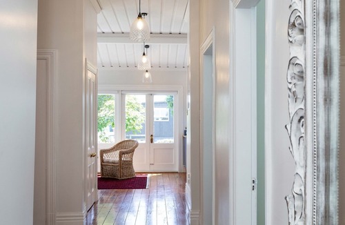 New Plymouth Villa | Villa on Courtenay - A short stroll to The CBD