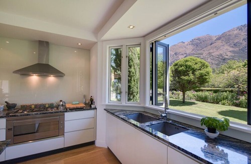 Arthur's Point House | The Point - Villa by the river