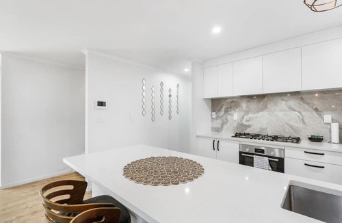 Mangere House | Modern 5BR in Mangere | 6 mins from the Airport