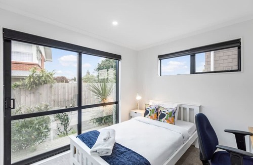 Mangere House | Modern 5BR in Mangere | 6 mins from the Airport