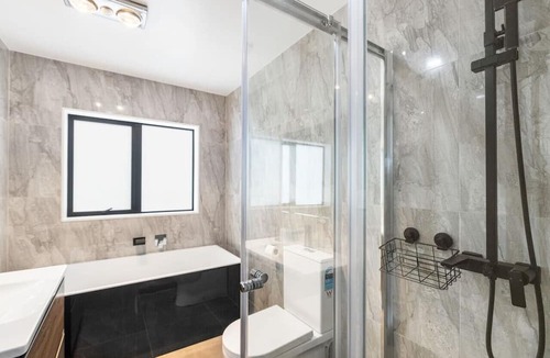 Mangere House | Modern 5BR in Mangere | 6 mins from the Airport