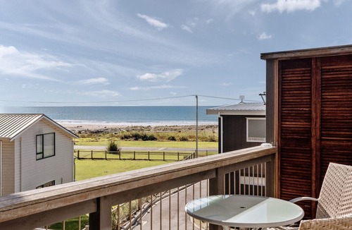 Waiotahi House | One bedroom studio with kitchenette and sea views
