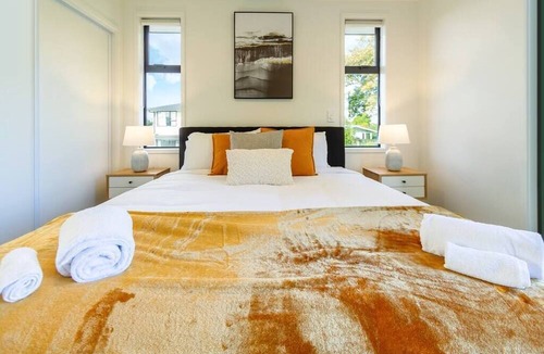 Upper Riccarton House | Park Views 1 Bed 1 Bath w/Carpark & Office Space