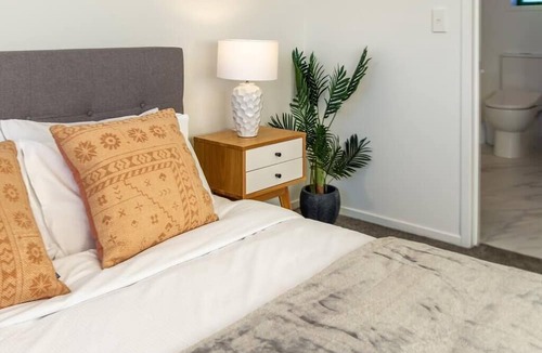 Upper Riccarton House | Urban Park Escape 2 Bed 2 Bath w/Carpark