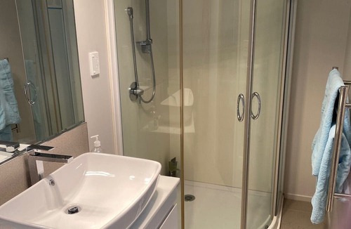 Hamilton Bed & Breakfast | Luxury warm and sunny one bedroom unit in handy location, sleeps two.