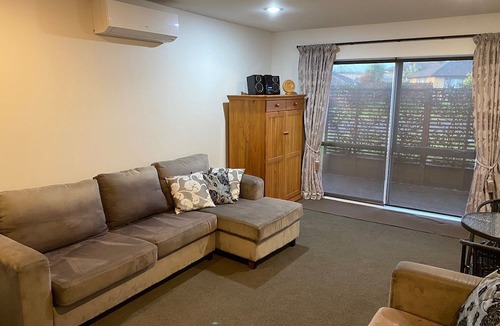 Hamilton Bed & Breakfast | Luxury warm and sunny one bedroom unit in handy location, sleeps two.