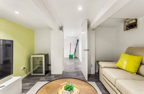 Waiatarua House | Nature's Nook with spa, deck and views
