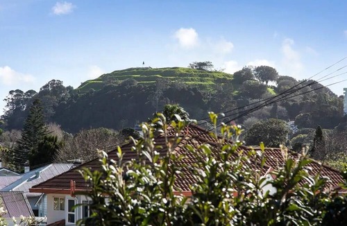 Epsom House | Prime Location! 4BR Sunny Character Home Near CBD