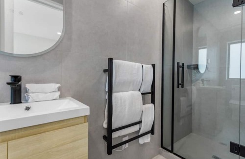 Greenlane - Ellerslie House | Exceptional 2BR in Ellerslie | Prime TV | WiFi |