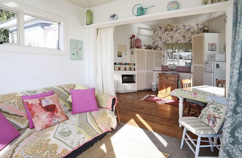 Riverton Cottage | ‘White ivory cottage’ in beautiful Taramea Bay