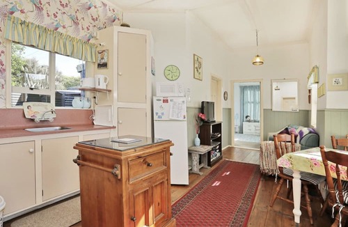 Riverton Cottage | ‘White ivory cottage’ in beautiful Taramea Bay