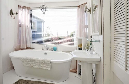 Riverton Cottage | ‘White ivory cottage’ in beautiful Taramea Bay