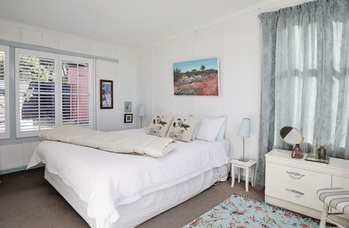 Riverton Cottage | ‘White ivory cottage’ in beautiful Taramea Bay