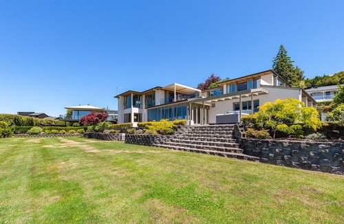 Acacia Bay House | Omaio - Taupo - Heated Indoor Pool, Spa Pool, Cinema Room, Lake Views