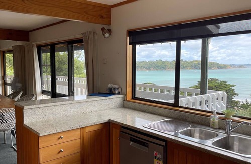 Oneroa House | Classic Kiwi Bach by the Beach