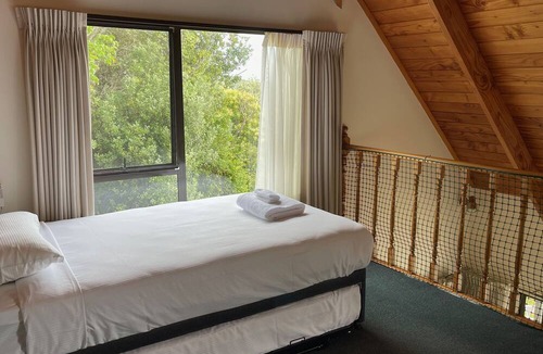 Oneroa House | Classic Kiwi Bach by the Beach
