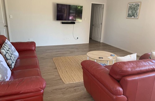 Papamoa Beach House | Papamoa Beach Pool and 5brms