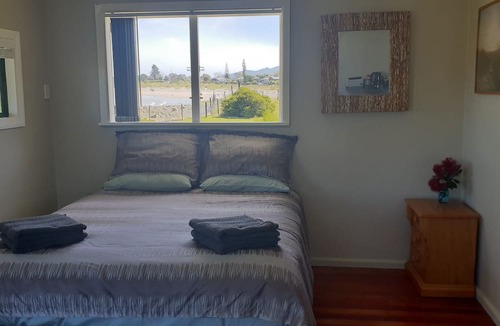 Mahia Cottage | Absolute Beach Front Escape