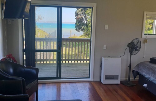 Mahia Cottage | Absolute Beach Front Escape