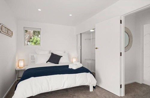 Tauranga Apartment | Stunning Waterfront Apart | w/Balcony | Full Kitchen