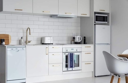 Tauranga Apartment | Stunning Waterfront Apart | w/Balcony | Full Kitchen