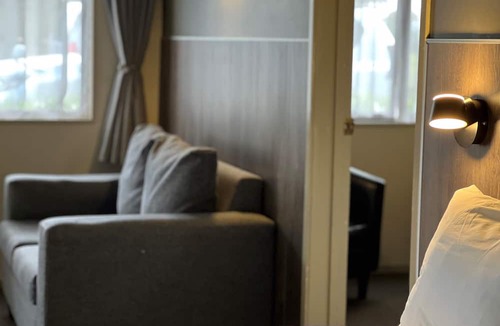 Mangere Hotel | Airport Manor Inn