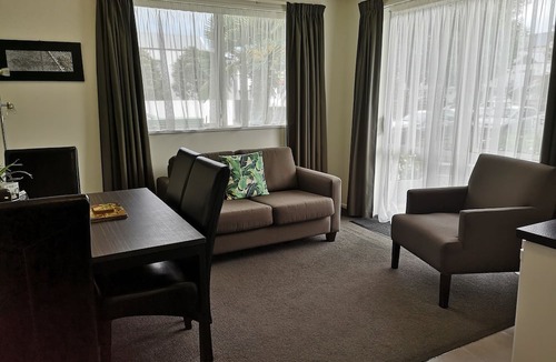Burnside Hotel | Airport Palms Motel