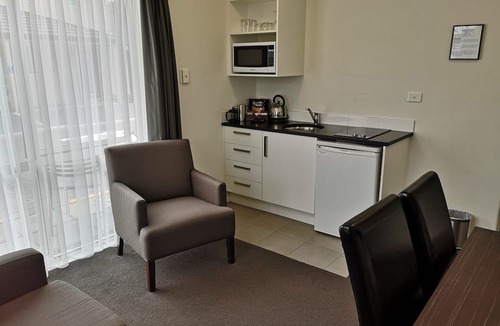 Burnside Hotel | Airport Palms Motel