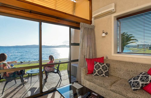 Waipahihi Hotel | Oasis Beach Motel