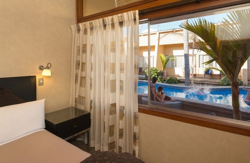 Waipahihi Hotel | Oasis Beach Motel