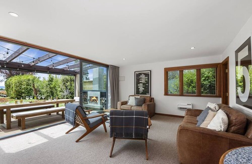 Motuoapa House | Waters Edge Retreat - Motuoapa Holiday Home