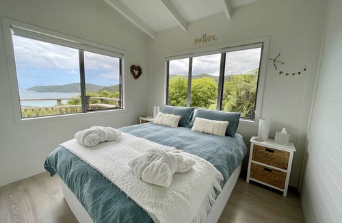 Tryphena House | JACKS SANCTUARY - amazing sea views, double outside bath, walk to the pub & cafe