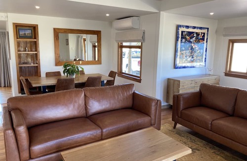 Okitu House | Relax@Wainui Beach Stay