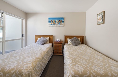 Mount Maunganui Cottage | License to Chill - Mt Maunganui Holiday Apartment