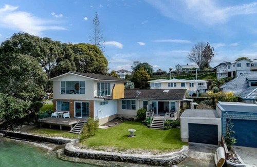 Tauranga House | Perfect for Large Groups: Waterfront Getaway with Private Beach