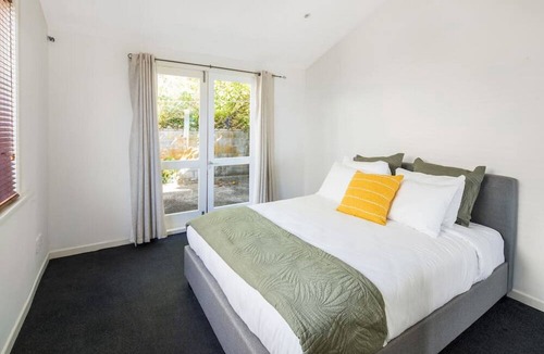 Wellington House | Pristine 2-bed waterfront, Karaka Bays
