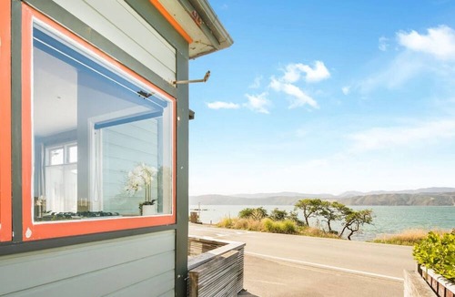Wellington House | Pristine 2-bed waterfront, Karaka Bays