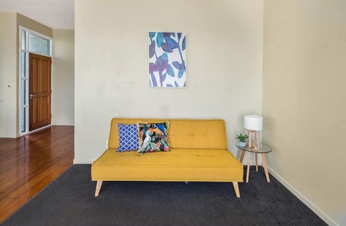 Wellington House | Pristine 2-bed waterfront, Karaka Bays