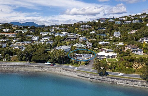 Britannia Heights House | On The Rocks - Modern Waterfront Villa