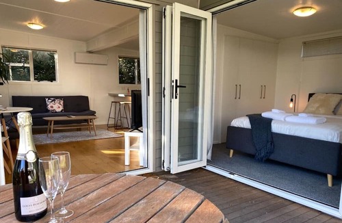 Mount Eden House | Tranquil Nest Escape with deck and garden
