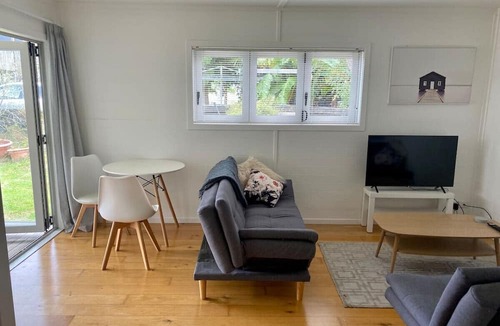 Mount Eden House | Tranquil Nest Escape with deck and garden